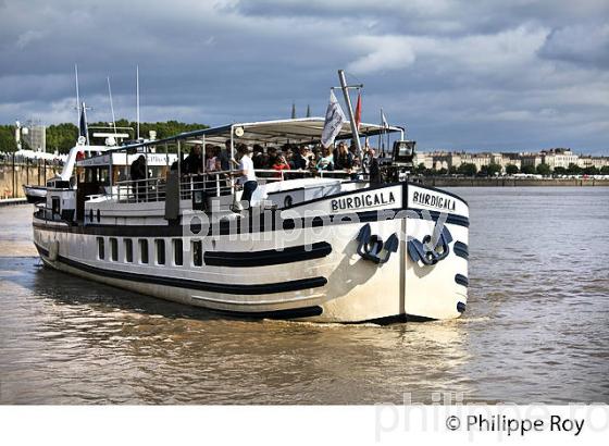 BATEAU D' EXCURSION, TOURISME FLUVIAL  SUR LA GARONNE, PORT DE  LA LUNE, BORDEAUX. (33F23717.jpg)