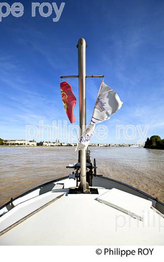 BATEAU D' EXCURSION, TOURISME FLUVIAL  SUR LA GARONNE, PORT DE  LA LUNE, BORDEAUX. (33F23720.jpg)