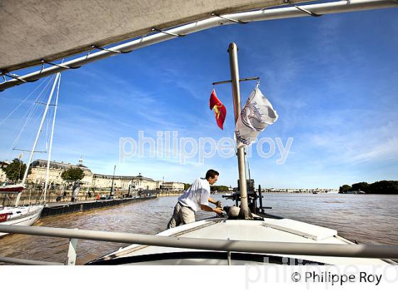BATEAU D' EXCURSION, TOURISME FLUVIAL  SUR LA GARONNE, PORT DE  LA LUNE, BORDEAUX. (33F23721.jpg)