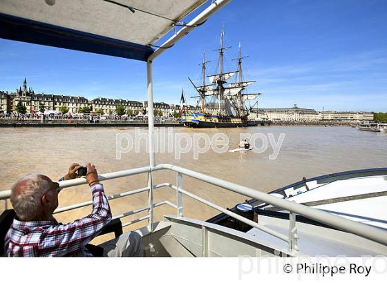 BATEAU D' EXCURSION, TOURISME FLUVIAL  SUR LA GARONNE, PORT DE  LA LUNE, BORDEAUX. (33F23737.jpg)