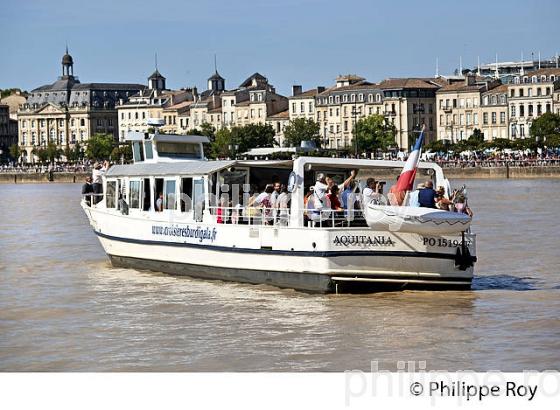 BATEAU D' EXCURSION, TOURISME FLUVIAL  SUR LA GARONNE, PORT DE  LA LUNE, BORDEAUX. (33F23738.jpg)