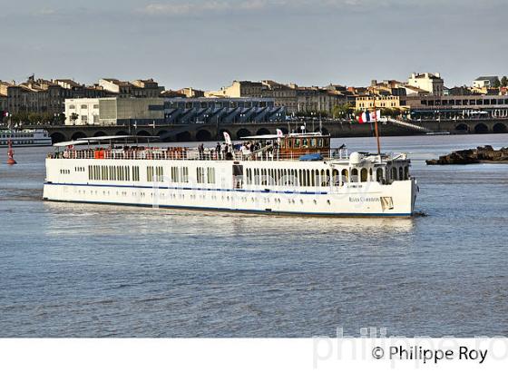 BATEAU D' EXCURSION, TOURISME FLUVIAL  SUR LA GARONNE, PORT DE  LA LUNE, BORDEAUX. (33F23803.jpg)