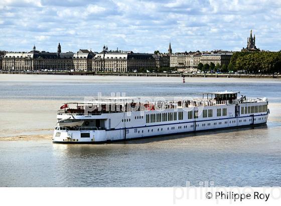 BATEAU D' EXCURSION, TOURISME FLUVIAL  SUR LA GARONNE, PORT DE  LA LUNE, BORDEAUX. (33F23804.jpg)