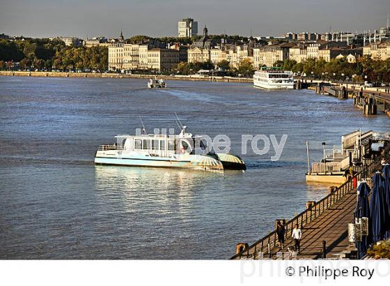 NAVETTE FLUVIALE, BATCUB, TRANSPORT EN COMMUN, SUR LA GARONNE, BORDEAUX. (33F23808.jpg)