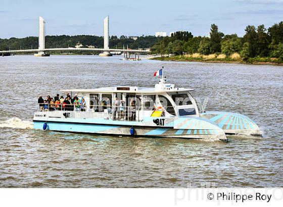 NAVETTE FLUVIALE, BATCUB, TRANSPORT EN COMMUN, SUR LA GARONNE, BORDEAUX. (33F23810.jpg)
