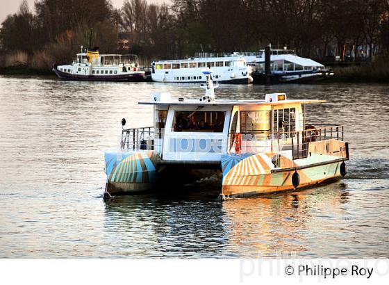 NAVETTE FLUVIALE, BATCUB, TRANSPORT EN COMMUN, SUR LA GARONNE, BORDEAUX. (33F23813.jpg)