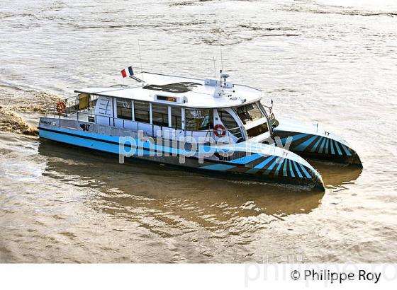 NAVETTE FLUVIALE, BATCUB, TRANSPORT EN COMMUN, SUR LA GARONNE, BORDEAUX. (33F23815.jpg)