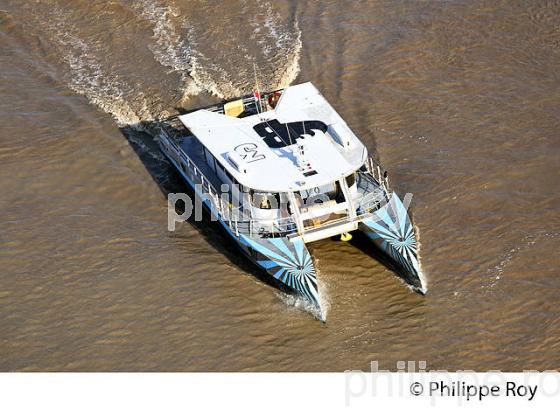 NAVETTE FLUVIALE, BATCUB, TRANSPORT EN COMMUN, SUR LA GARONNE, BORDEAUX. (33F23816.jpg)