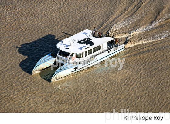 NAVETTE FLUVIALE, BATCUB, TRANSPORT EN COMMUN, SUR LA GARONNE, BORDEAUX. (33F23817.jpg)