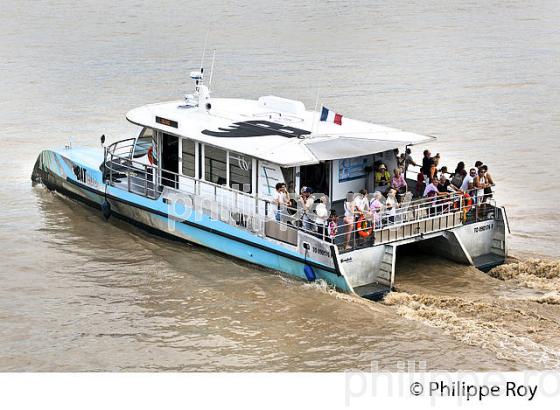 NAVETTE FLUVIALE, BATCUB, TRANSPORT EN COMMUN, SUR LA GARONNE, BORDEAUX. (33F23818.jpg)