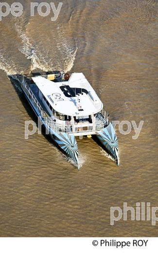 NAVETTE FLUVIALE, BATCUB, TRANSPORT EN COMMUN, SUR LA GARONNE, BORDEAUX. (33F23819.jpg)