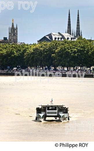 NAVETTE FLUVIALE, BATCUB, TRANSPORT EN COMMUN, SUR LA GARONNE, BORDEAUX. (33F23822.jpg)