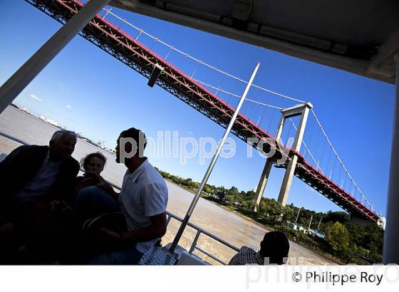 NAVETTE FLUVIALE, BATCUB, TRANSPORT EN COMMUN, SUR LA GARONNE, PONT D' AQUITAINE, BORDEAUX. (33F23824.jpg)