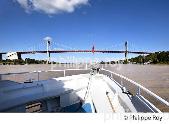 NAVETTE FLUVIALE, BATCUB, TRANSPORT EN COMMUN, SUR LA GARONNE, PONT D' AQUITAINE, BORDEAUX. (33F23826.jpg)