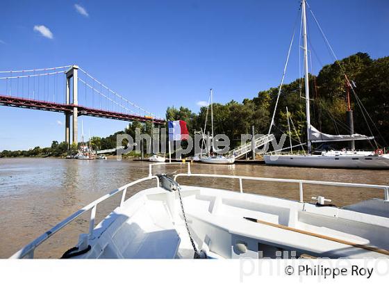 NAVETTE FLUVIALE, BATCUB, TRANSPORT EN COMMUN, SUR LA GARONNE, PONT D' AQUITAINE, BORDEAUX. (33F23827.jpg)