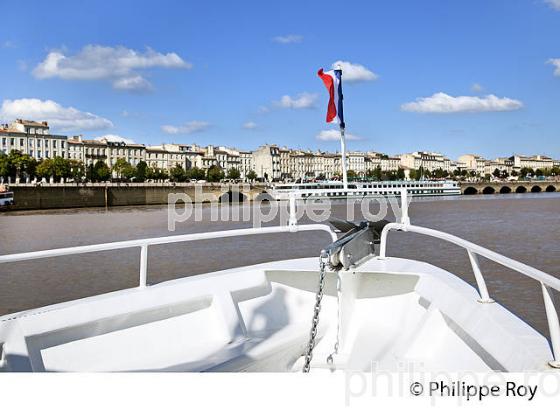 NAVETTE FLUVIALE, BATCUB, TRANSPORT EN COMMUN, SUR LA GARONNE, BORDEAUX. (33F23830.jpg)