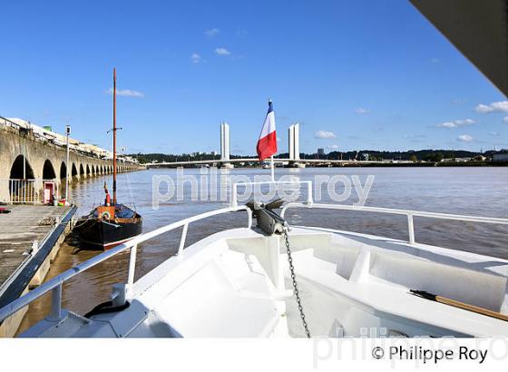 NAVETTE FLUVIALE, BATCUB, TRANSPORT EN COMMUN, SUR LA GARONNE, BORDEAUX. (33F23831.jpg)