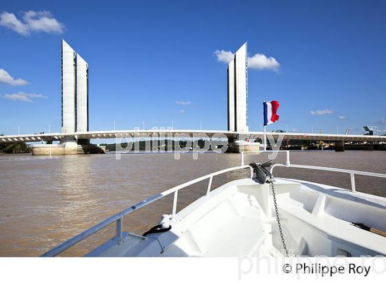 PONT CHABAN DELMAS ET NAVETTE FLUVIALE, BATCUB, TRANSPORT EN COMMUN, SUR LA GARONNE, BORDEAUX. (33F23832.jpg)