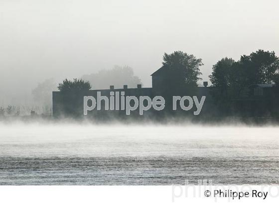 BRUME SUR  LA GARONNE ,  PORT DE LA LUNE, QUARTIER BASTIDE VILLE DE BORDEAUX, GIRONDE. (33F23836.jpg)