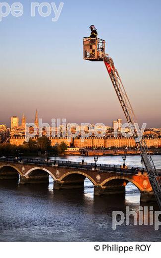 ENTRAINEMENT POMPIERS, VILLE DE BORDEAUX, GIRONDE. (33F23910.jpg)