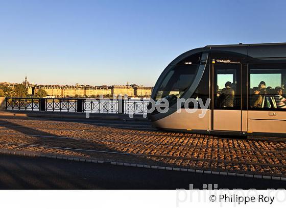 LE TRAMWAY, PONT DE PIERRE  ET LA GARONNE, BORDEAUX GIRONDE. (33F23916.jpg)