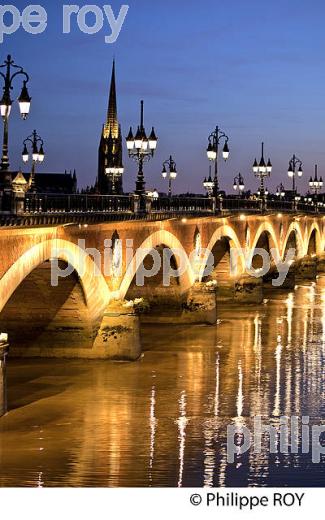 LE PONT DE PIERRE, FLECHE SAINT MICHEL   ET LA GARONNE , PORT DE LA LUNE, VILLE DE BORDEAUX. (33F23926.jpg)