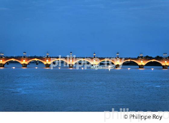 LE PONT DE PIERRE ET LA GARONNE , PORT DE LA LUNE, VILLE DE BORDEAUX, GIRONDE. (33F23929.jpg)