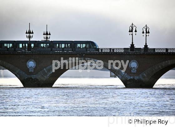 LE PONT DE PIERRE ET LA GARONNE , PORT DE LA LUNE, VILLE DE BORDEAUX, GIRONDE. (33F23932.jpg)