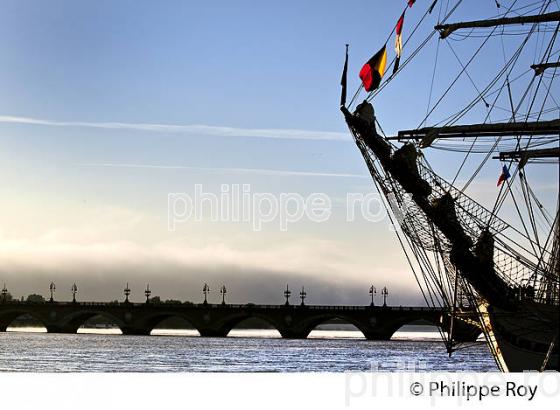 VIEUX GREEMENT, PONT DE PIERRE,  LA GARONNE, PORT DE LA LUNE, VILLE DE BORDEAUX, GIRONDE. (33F23934.jpg)