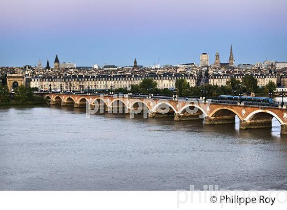 LE PONT DE PIERRE , LA GARONNE ET FACADE DES QUAIS,  VILLE DE BORDEAUX. (33F23935.jpg)