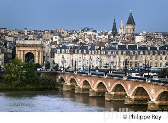 LE PONT DE PIERRE , LA GARONNE ET FACADE DES QUAIS,  VILLE DE BORDEAUX. (33F23936.jpg)