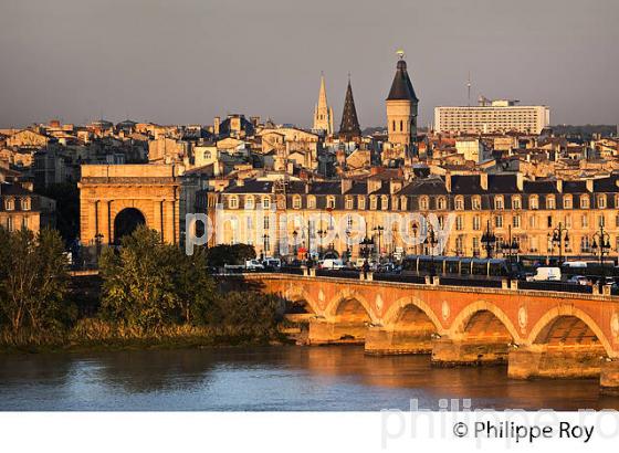 LE PONT DE PIERRE , LA GARONNE ET FACADE DES QUAIS,  VILLE DE BORDEAUX. (33F23938.jpg)