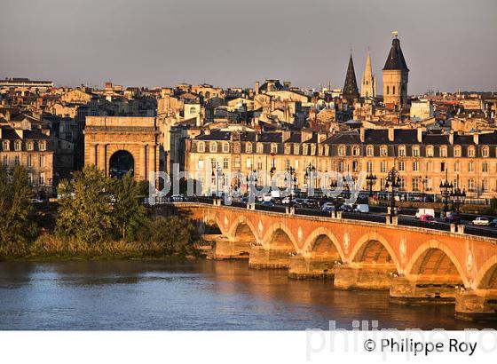 LE PONT DE PIERRE , LA GARONNE ET FACADE DES QUAIS,  VILLE DE BORDEAUX. (33F24001.jpg)