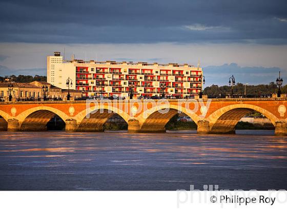 LE PONT DE PIERRE , LA GARONNE ET FACADE DES QUAIS,  VILLE DE BORDEAUX. (33F24002.jpg)