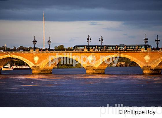 LE PONT DE PIERRE , LA GARONNE ET FACADE DES QUAIS,  VILLE DE BORDEAUX. (33F24003.jpg)