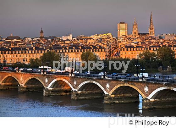 LE PONT DE PIERRE , LA GARONNE ET FACADE DES QUAIS,  VILLE DE BORDEAUX. (33F24004.jpg)