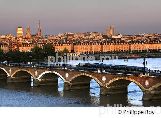 LE PONT DE PIERRE , LA GARONNE ET FACADE DES QUAIS,  VILLE DE BORDEAUX. (33F24005.jpg)