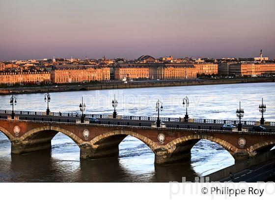 LE PONT DE PIERRE , LA GARONNE ET FACADE DES QUAIS,  VILLE DE BORDEAUX. (33F24006.jpg)