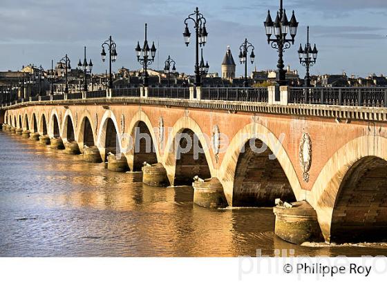 LE PONT DE PIERRE ET LA GARONNE ,  VILLE DE BORDEAUX. (33F24010.jpg)