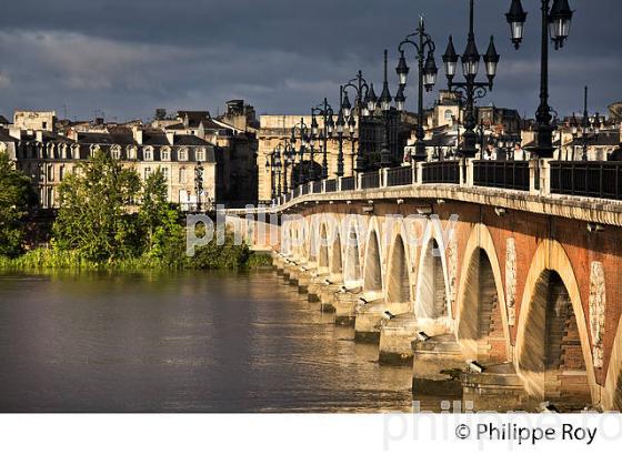 LE PONT DE PIERRE ET LA GARONNE ,  VILLE DE BORDEAUX. (33F24012.jpg)