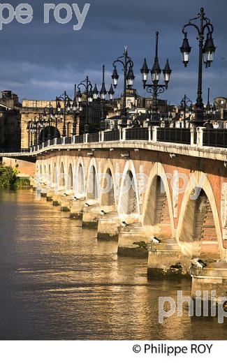 LE PONT DE PIERRE ET LA GARONNE ,  VILLE DE BORDEAUX. (33F24013.jpg)