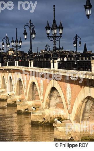 LE PONT DE PIERRE ET LA GARONNE ,  VILLE DE BORDEAUX. (33F24014.jpg)