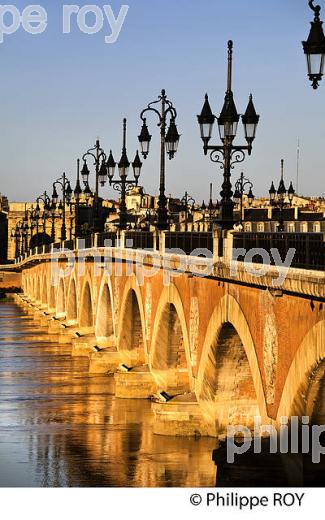 LE PONT DE PIERRE ET LA GARONNE ,  VILLE DE BORDEAUX. (33F24018.jpg)