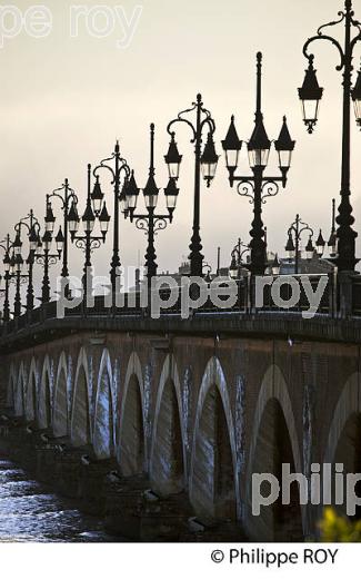 LE PONT DE PIERRE ET LA GARONNE ,  VILLE DE BORDEAUX. (33F24019.jpg)