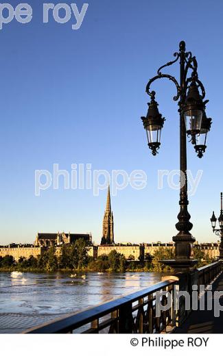 LE PONT DE PIERRE, FLECHE SAINT MICHEL   ET LA GARONNE , PORT DE LA LUNE, VILLE DE BORDEAUX. (33F24020.jpg)