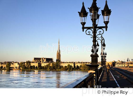 LE PONT DE PIERRE, FLECHE SAINT MICHEL   ET LA GARONNE , PORT DE LA LUNE, VILLE DE BORDEAUX. (33F24021.jpg)
