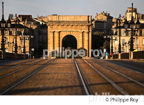PONT DE PIERRE ET PORTE DE BOURGOGNE,  VILLE DE BORDEAUX, GIRONDE. (33F24023.jpg)