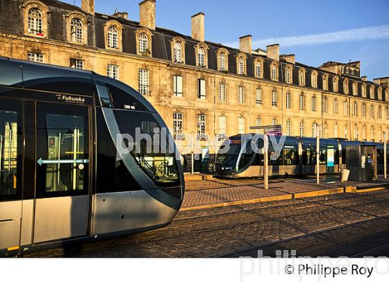 TRAMWAY ET FACADE  DES QUAIS , PORTE DE BOURGOGNE, VILLE DE BORDEAUX. (33F24024.jpg)