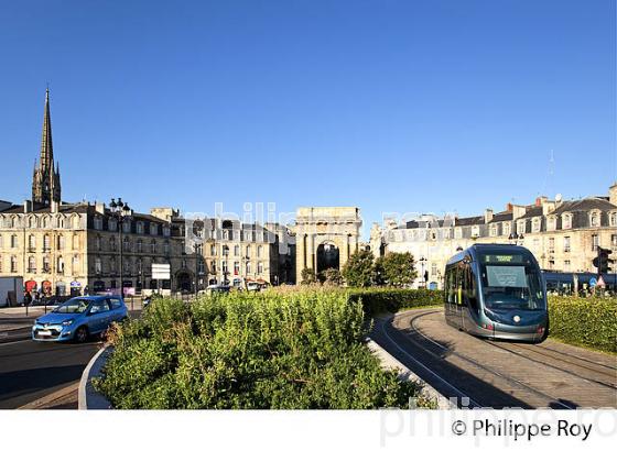 TRAMWAY ET FACADE  DES QUAIS , PORTE DE BOURGOGNE, VILLE DE BORDEAUX. (33F24025.jpg)