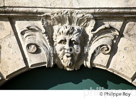 MASCARON SUR LINTEAU  DE PORTE, QUAI DE RICHELIEU, BORDEAUX, GIRONDE. (33F24133.jpg)